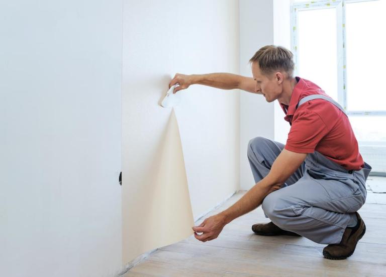 Peinture intérieure ou papier peint, comment rafraîchir un logement ?